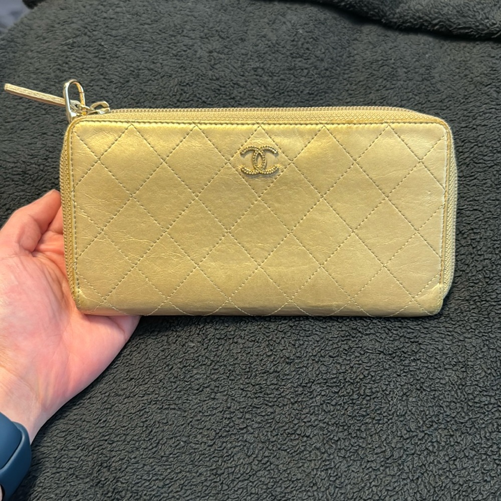 EUC Chanel • COCO Gold CC Diamond Stitch Quilted Lambskin Long Zippy Wallet